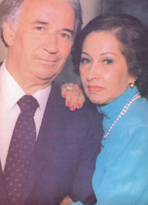 Betancur con su esposa Rosa Helena en Revista: “Belisario Betancur su vida y su lucha”. Sala Antioquia archivo vertical Biografías Un crucificado más